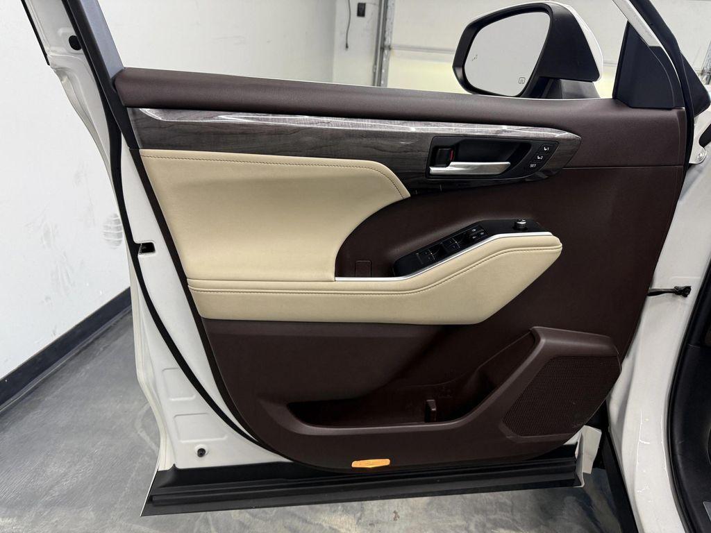 used 2020 Toyota Highlander Hybrid car, priced at $31,900