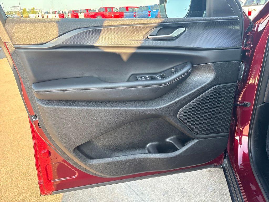 used 2025 Jeep Grand Cherokee L car, priced at $38,602