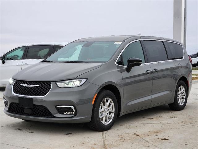 new 2025 Chrysler Pacifica car, priced at $39,768