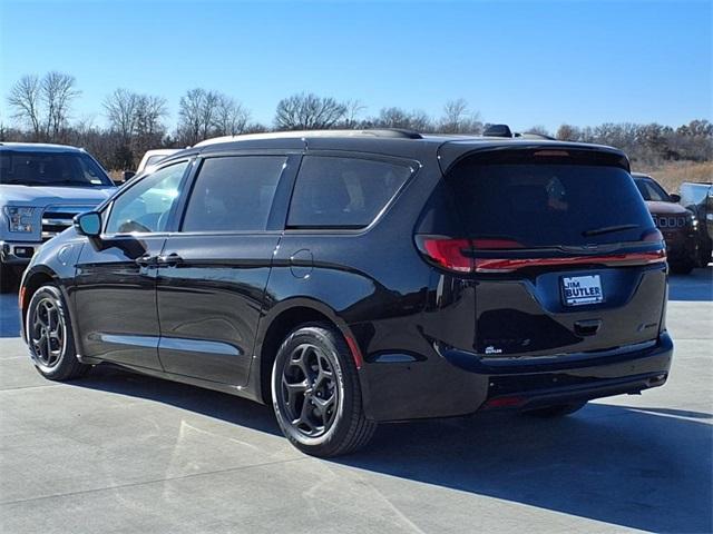 new 2024 Chrysler Pacifica Hybrid car, priced at $48,945