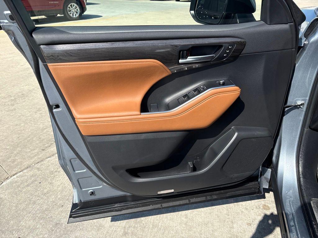 used 2023 Toyota Highlander car, priced at $42,917