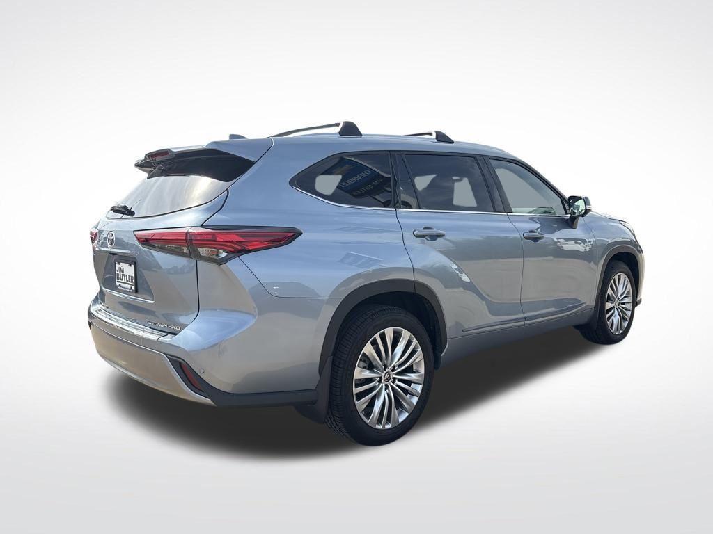 used 2023 Toyota Highlander car, priced at $42,917