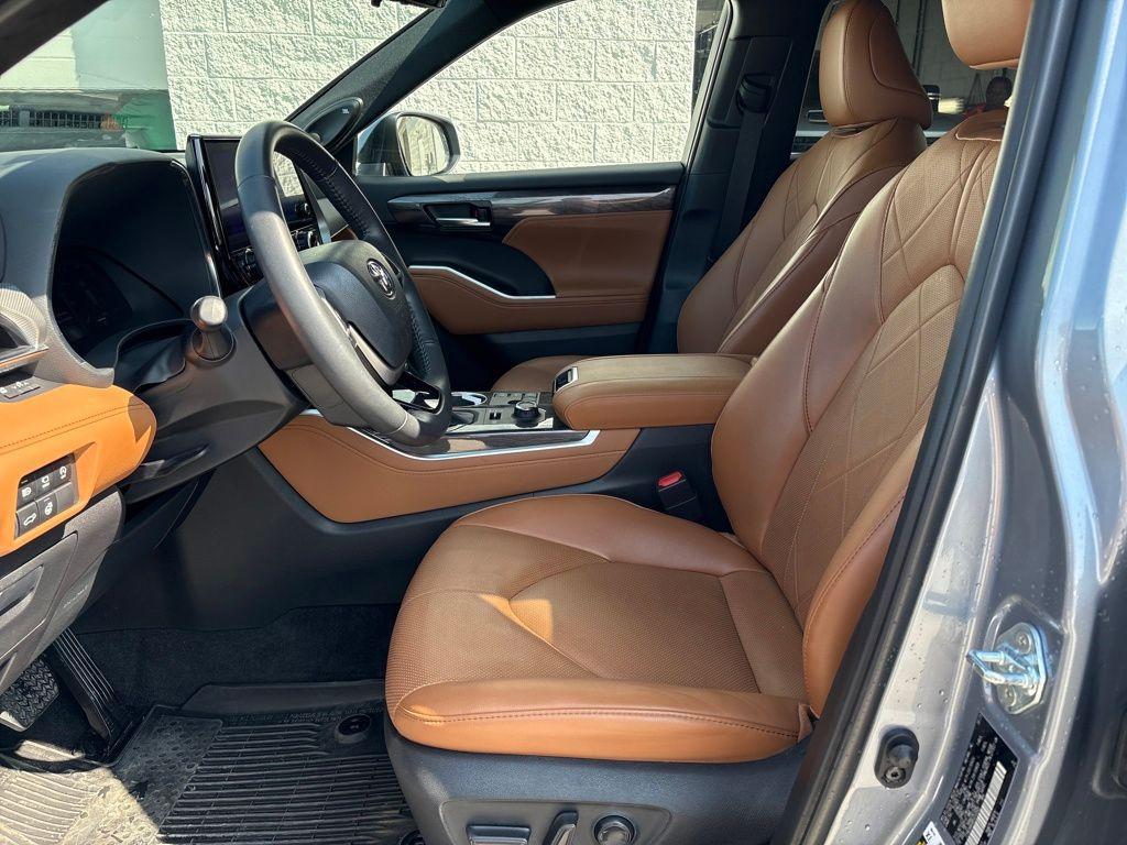 used 2023 Toyota Highlander car, priced at $42,917