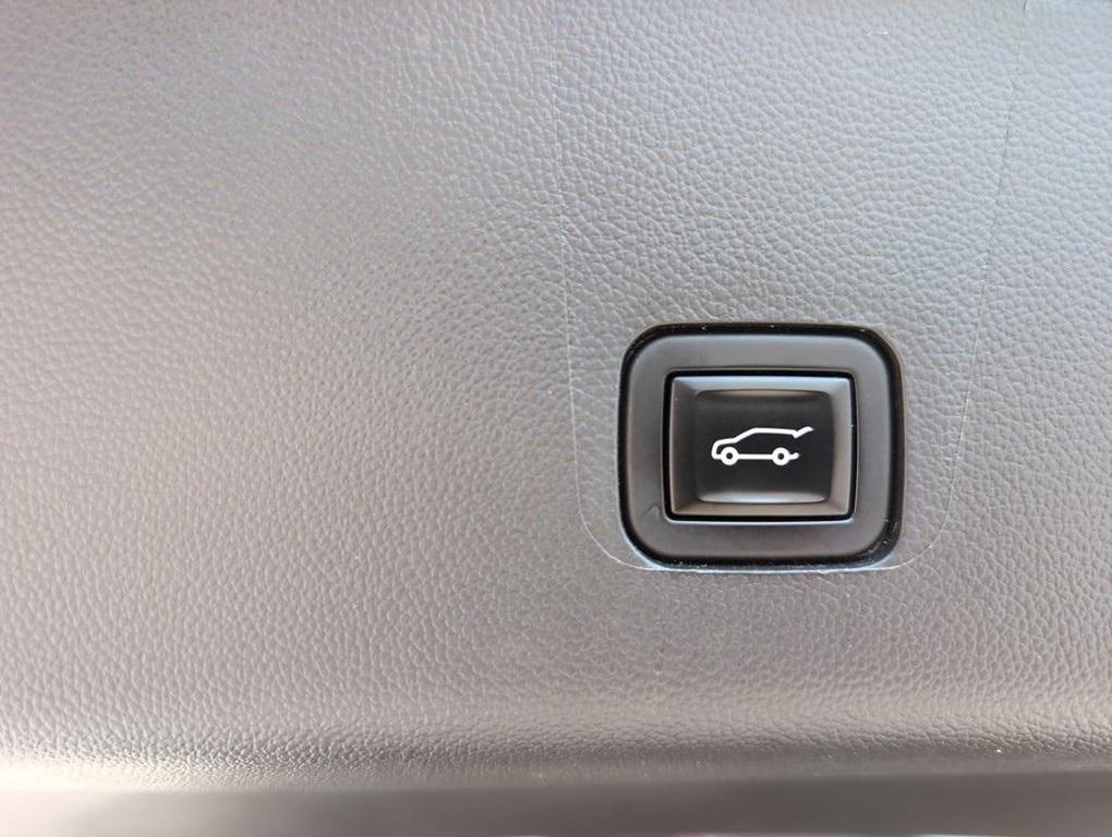 used 2021 Chevrolet Traverse car, priced at $31,202