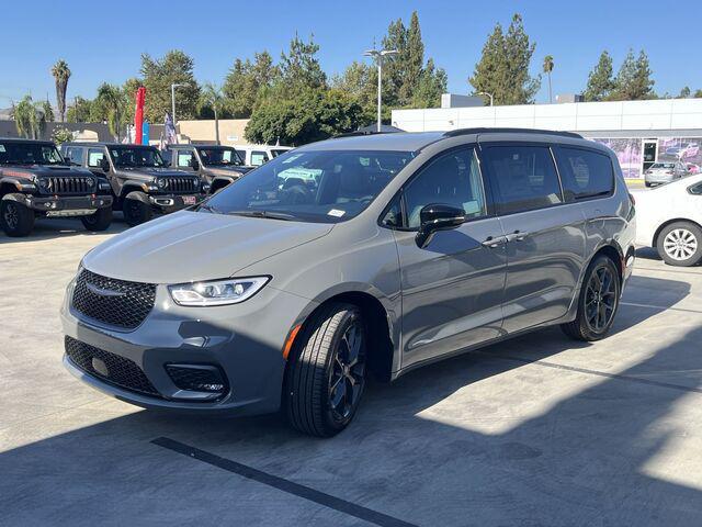 new 2024 Chrysler Pacifica car, priced at $37,616