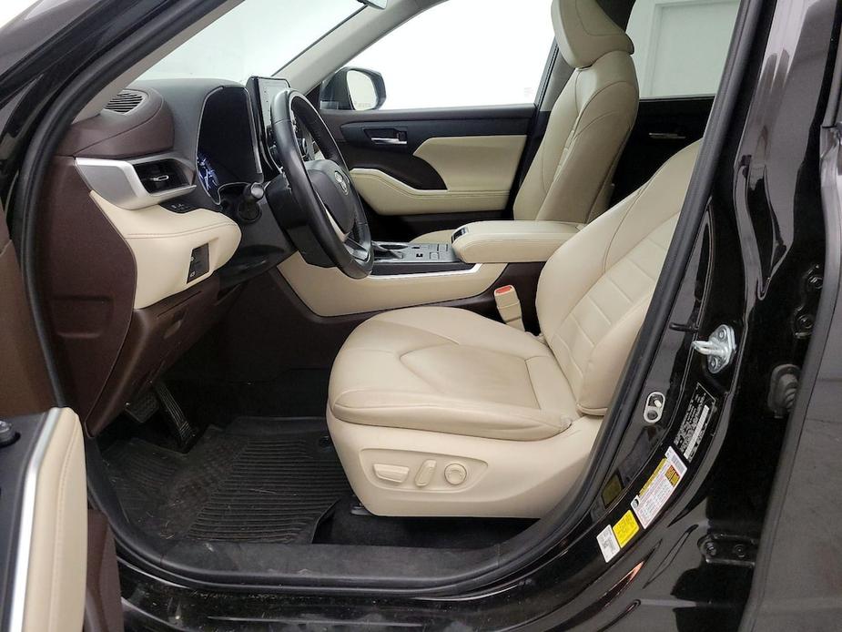 used 2022 Toyota Highlander car, priced at $34,998