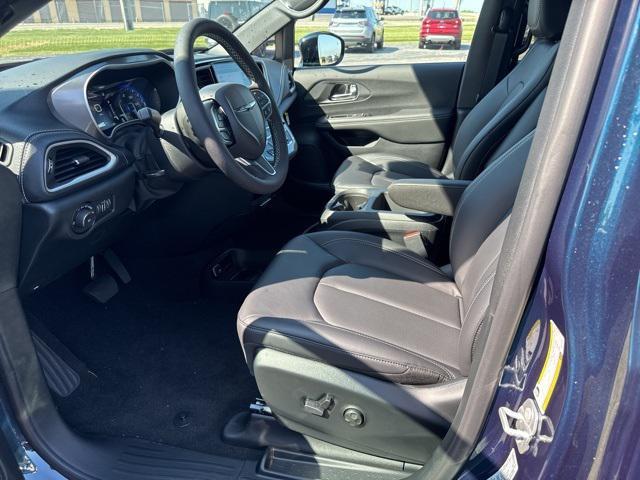new 2025 Chrysler Pacifica car, priced at $43,657