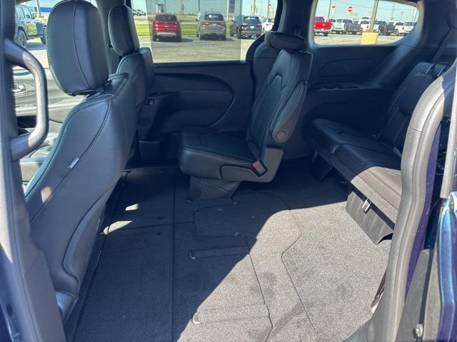new 2025 Chrysler Pacifica car, priced at $43,657