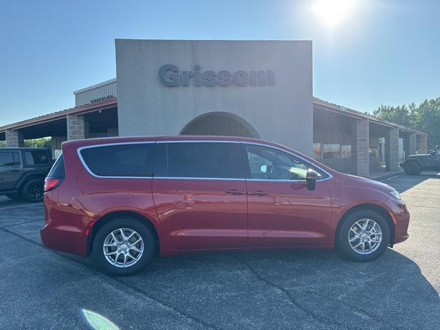 new 2025 Chrysler Pacifica car, priced at $44,797
