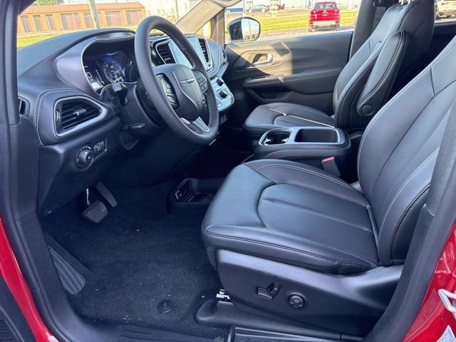 new 2025 Chrysler Pacifica car, priced at $44,797