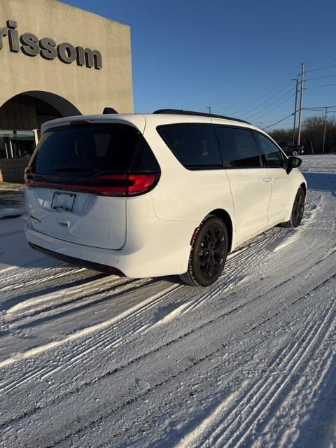 new 2024 Chrysler Pacifica car, priced at $43,967