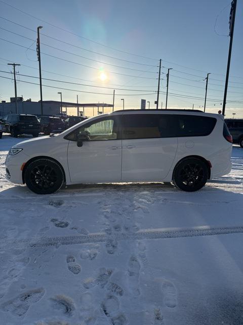 new 2024 Chrysler Pacifica car, priced at $43,967