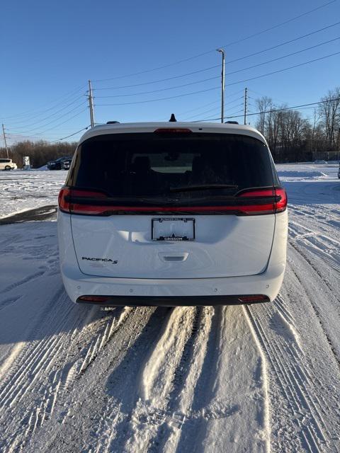 new 2024 Chrysler Pacifica car, priced at $43,967