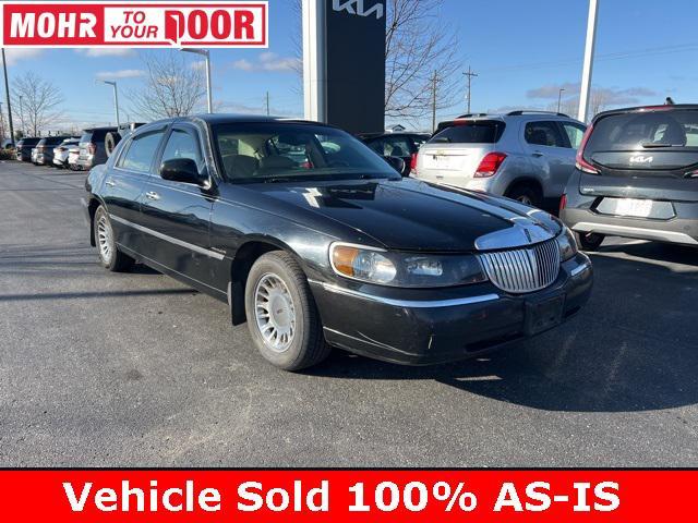 used 2000 Lincoln Town Car car, priced at $2,999