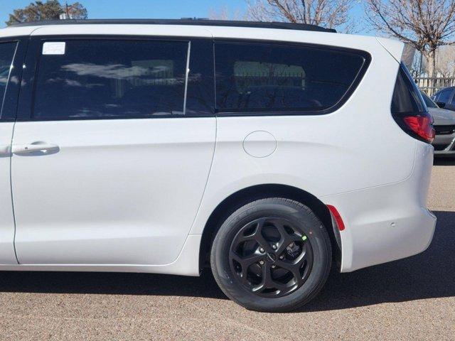 new 2024 Chrysler Pacifica Hybrid car, priced at $51,065