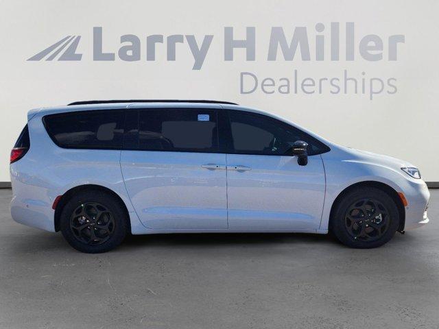 new 2024 Chrysler Pacifica Hybrid car, priced at $51,065