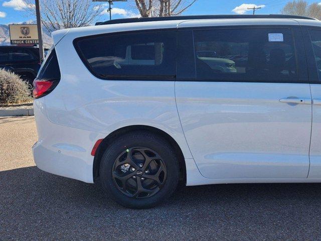 new 2024 Chrysler Pacifica Hybrid car, priced at $51,065