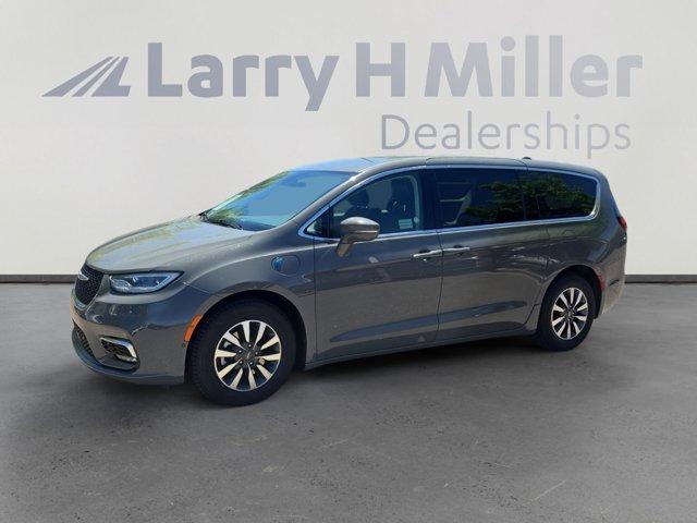 used 2022 Chrysler Pacifica Hybrid car, priced at $27,995
