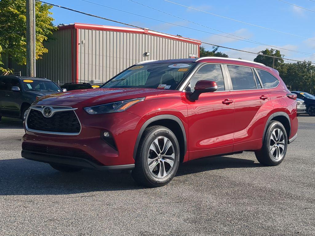 used 2025 Toyota Highlander car, priced at $43,882