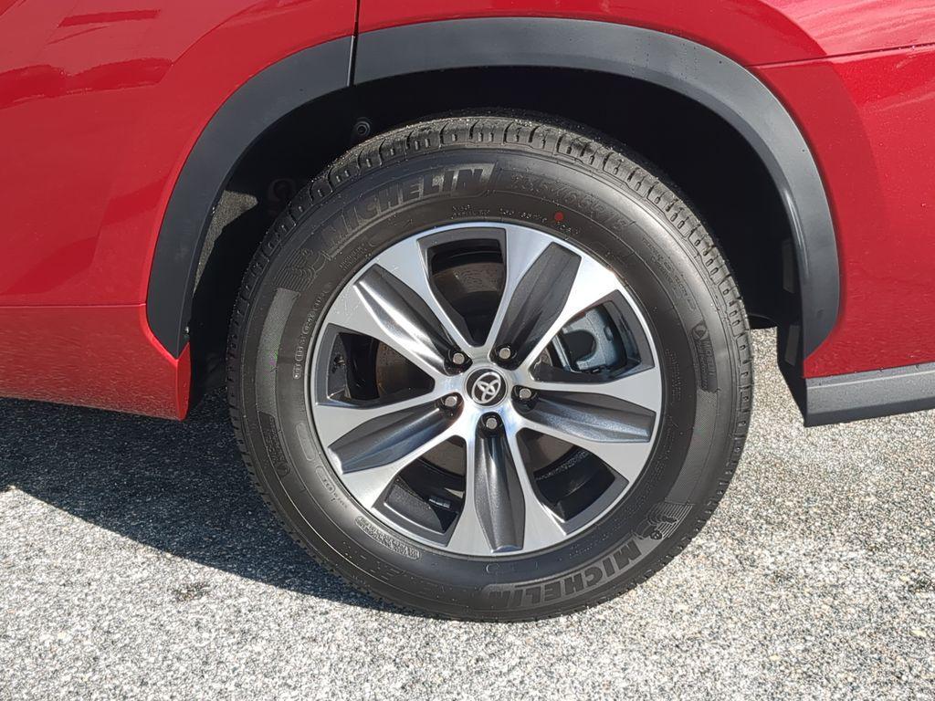 used 2025 Toyota Highlander car, priced at $43,882