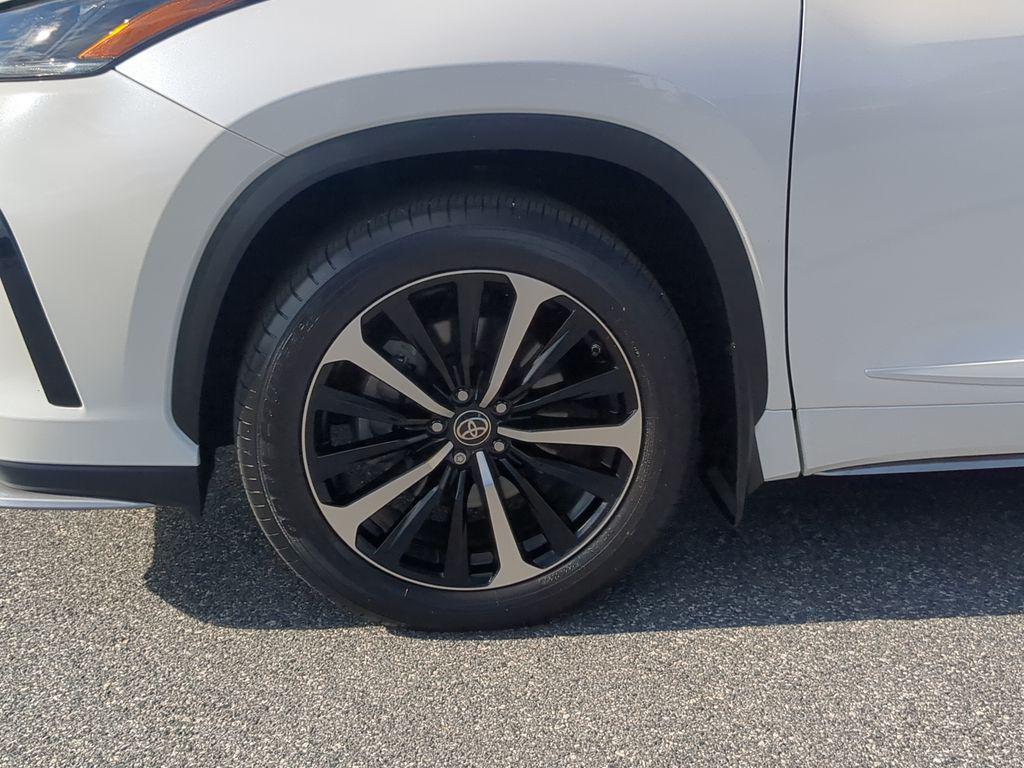 used 2021 Toyota Highlander car, priced at $33,581