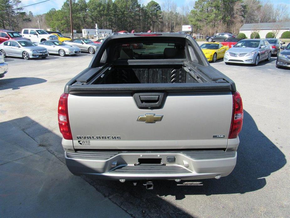 used 2007 Chevrolet Avalanche car, priced at $10,498