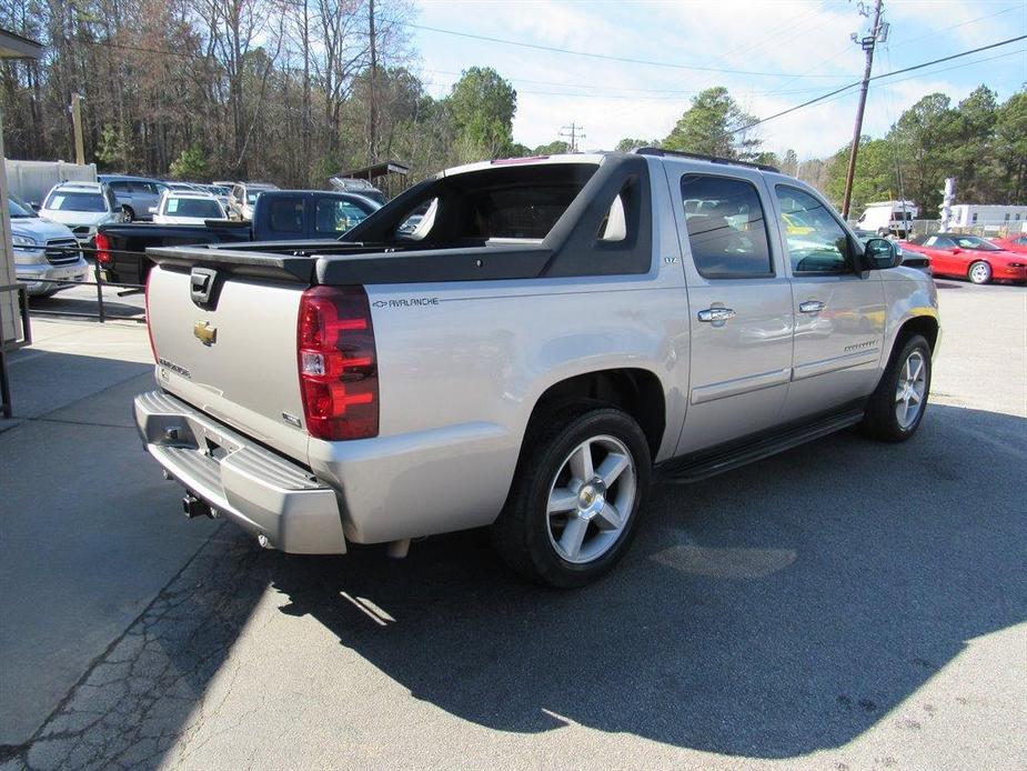 used 2007 Chevrolet Avalanche car, priced at $10,498