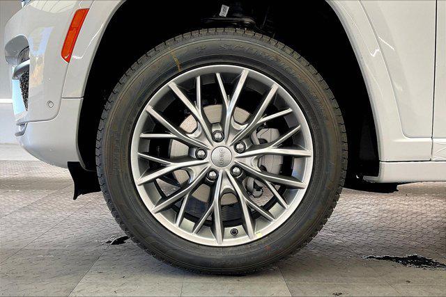 new 2025 Jeep Grand Cherokee car, priced at $56,555