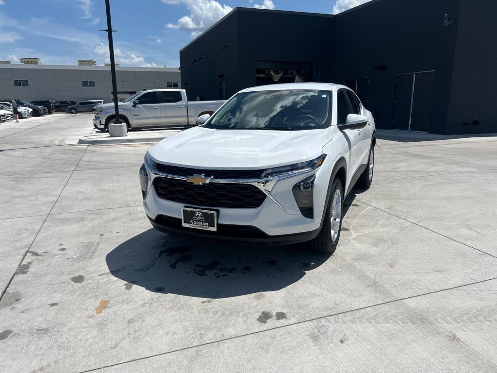 used 2025 Chevrolet Trax car, priced at $23,010