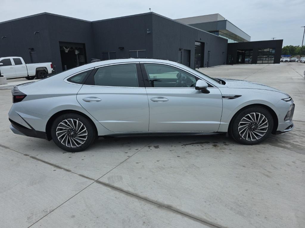 new 2025 Hyundai Sonata Hybrid car, priced at $34,649