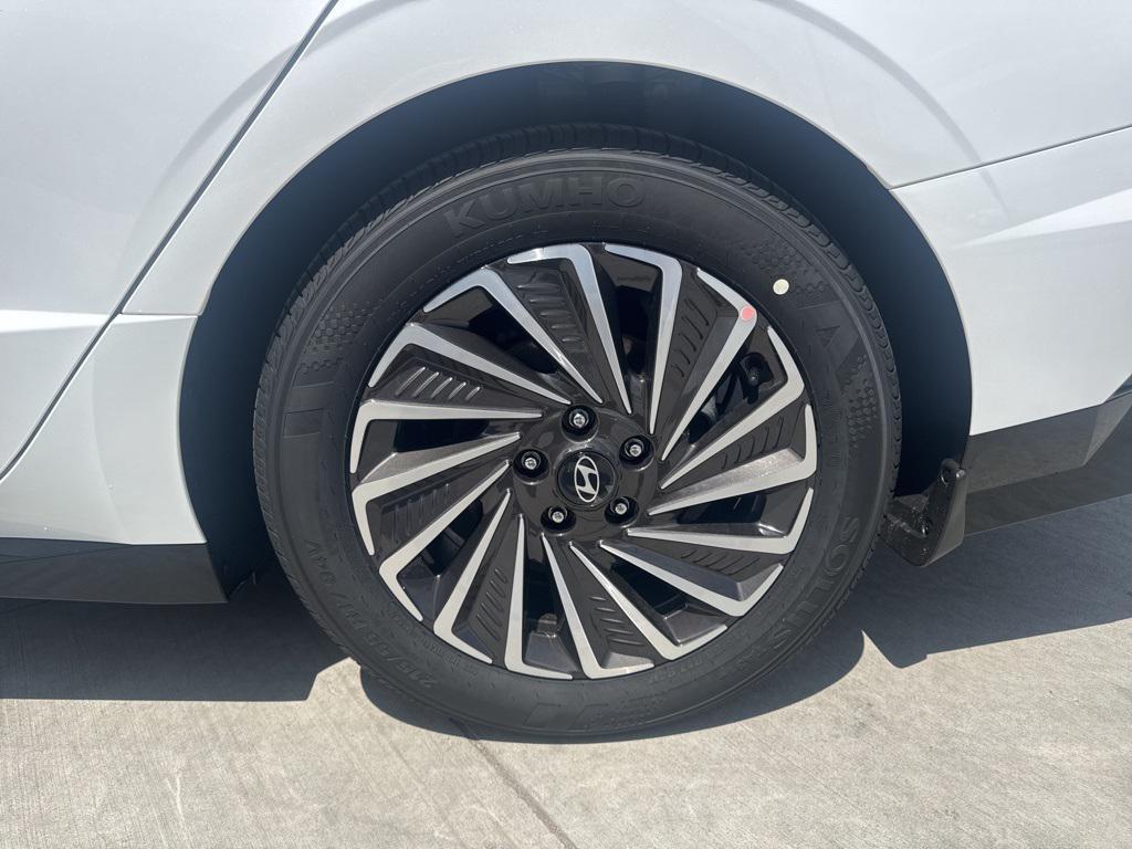 new 2025 Hyundai Sonata Hybrid car, priced at $35,131
