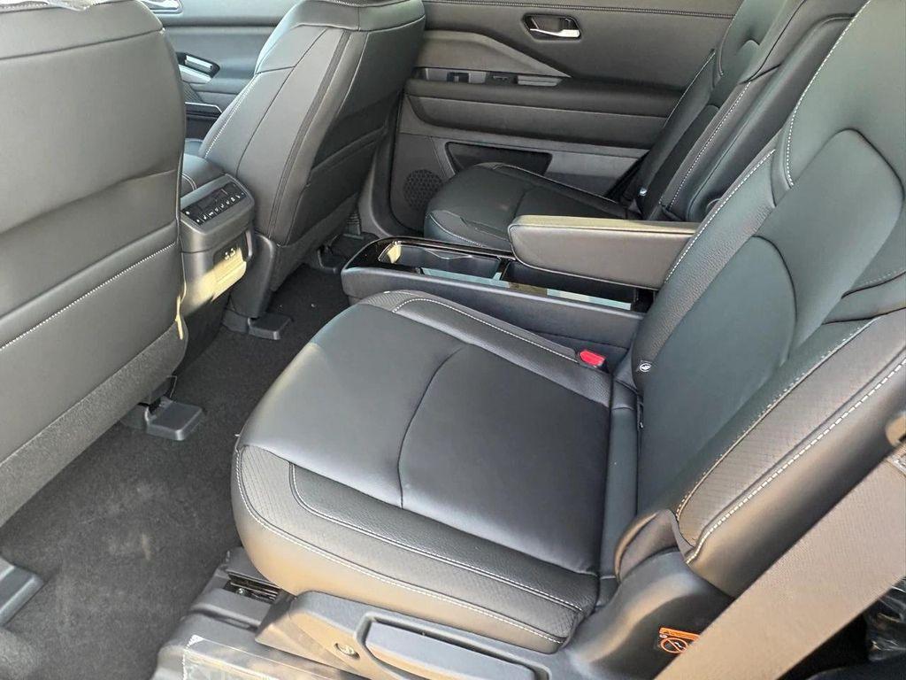 new 2025 Nissan Pathfinder car, priced at $39,686