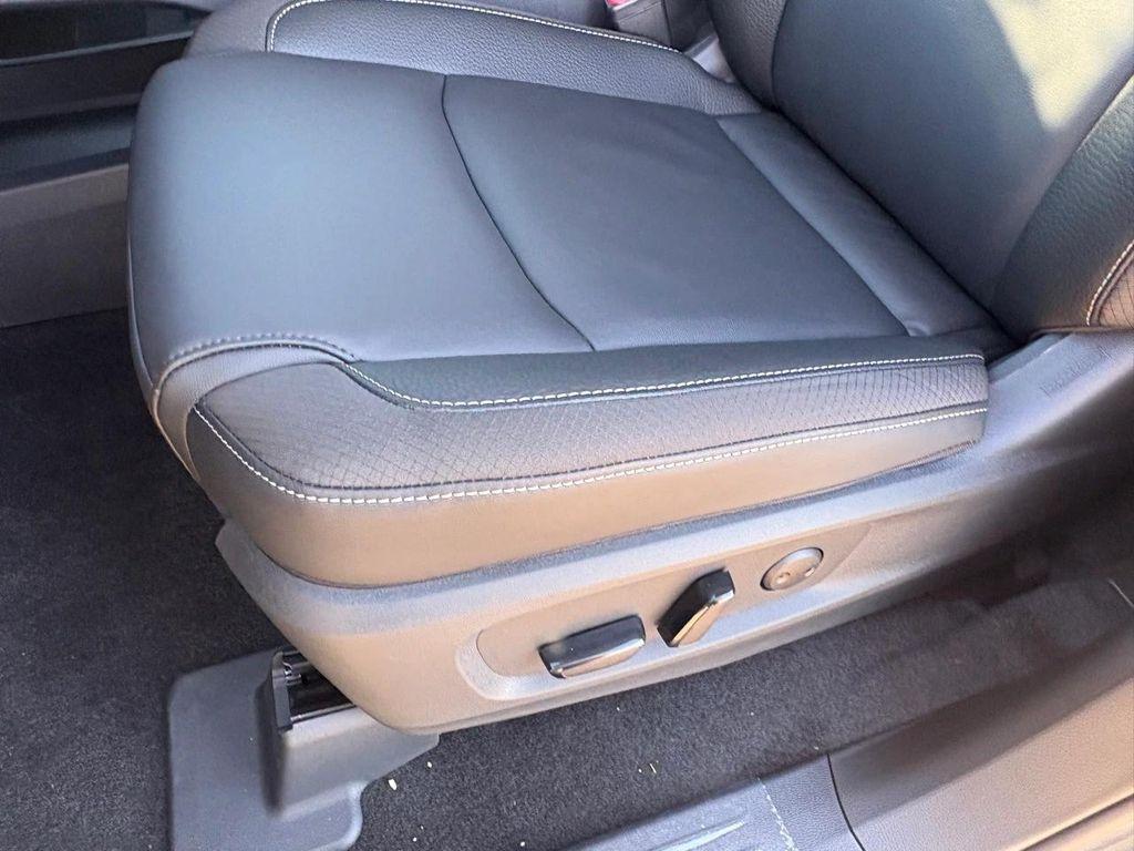 new 2025 Nissan Pathfinder car, priced at $33,425