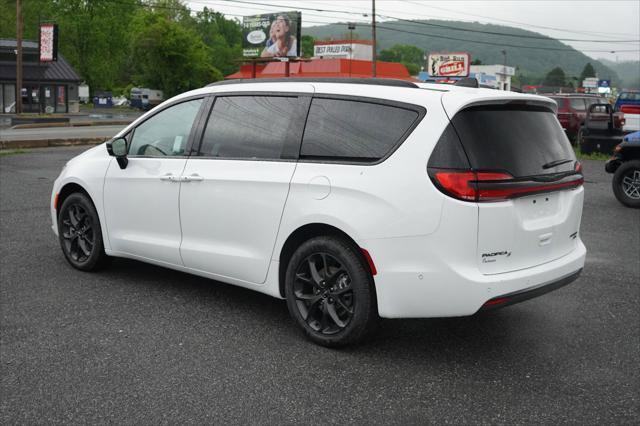 new 2024 Chrysler Pacifica car, priced at $55,911