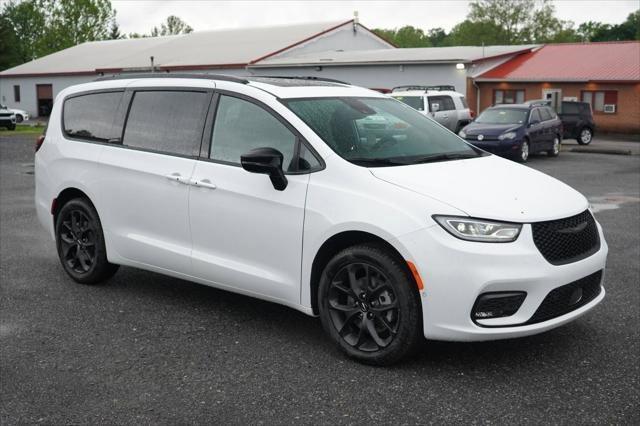 new 2024 Chrysler Pacifica car, priced at $55,911