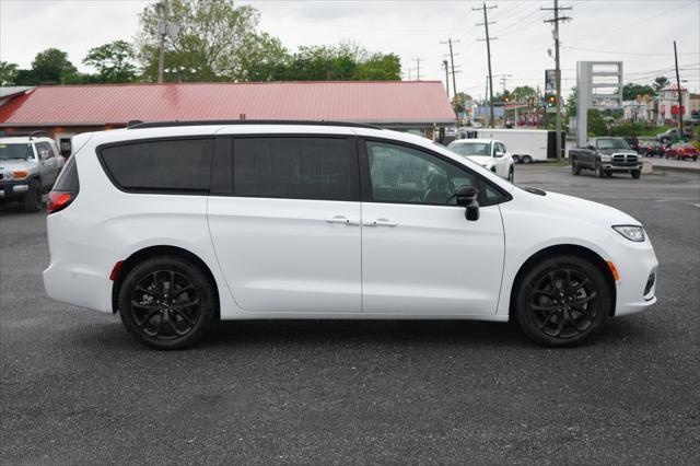 new 2024 Chrysler Pacifica car, priced at $55,911