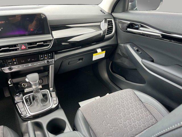 new 2025 Kia Seltos car, priced at $25,670