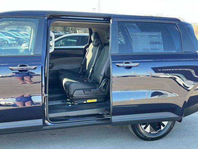 new 2025 Kia Carnival Hybrid car, priced at $43,150