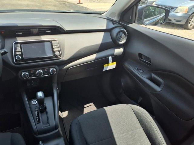 new 2025 Nissan Kicks Play car