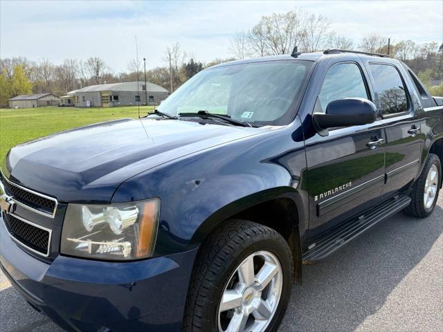 used 2009 Chevrolet Avalanche car, priced at $13,999