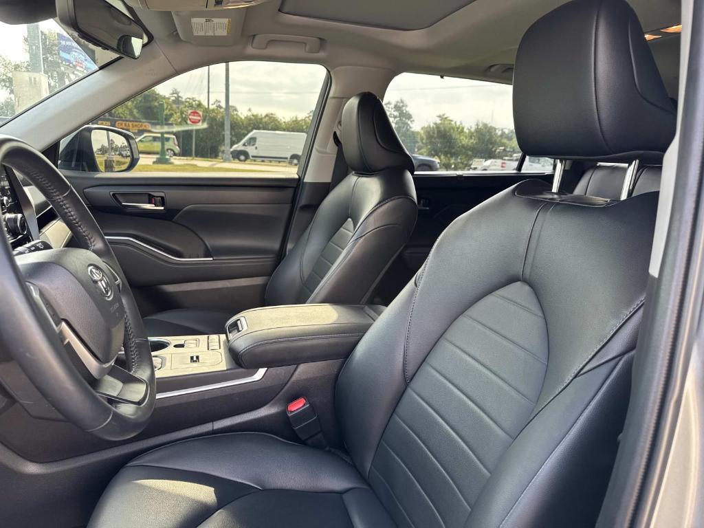 used 2022 Toyota Highlander car, priced at $35,277