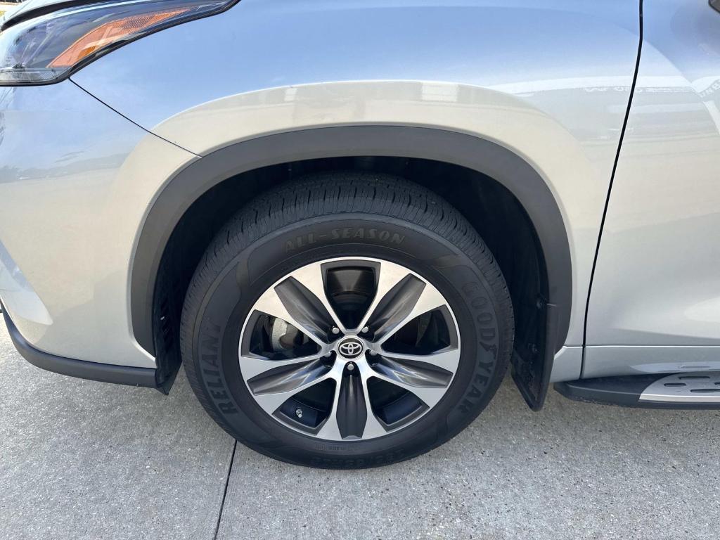 used 2022 Toyota Highlander car, priced at $35,277