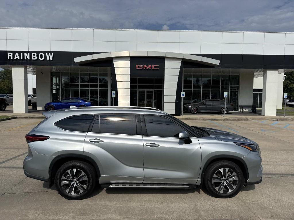 used 2022 Toyota Highlander car, priced at $35,277
