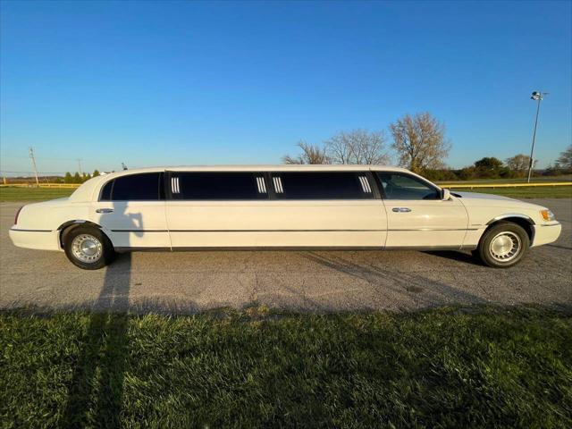 used 1999 Lincoln Town Car car, priced at $9,999