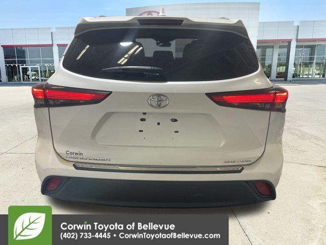 used 2021 Toyota Highlander car, priced at $31,900