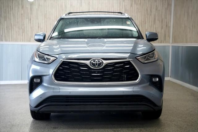 used 2022 Toyota Highlander car, priced at $35,875