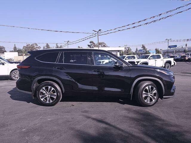 used 2022 Toyota Highlander car, priced at $33,159