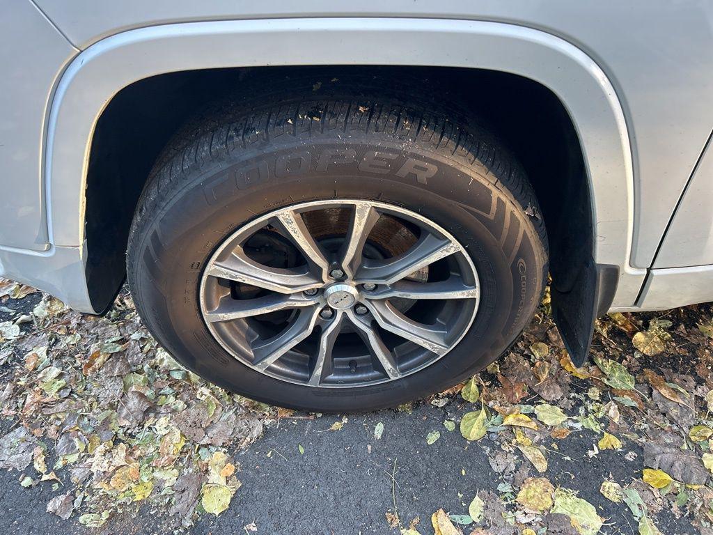 used 2015 Jeep Cherokee car, priced at $10,800