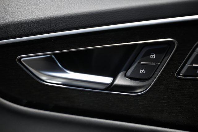 new 2025 Audi Q7 car, priced at $81,657