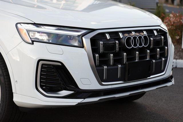 new 2025 Audi Q7 car, priced at $62,277